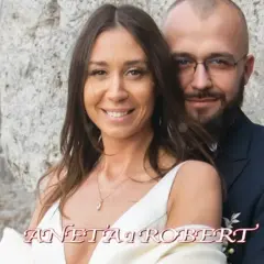Aneta i Robert, para ze "Ślub od pierwszego wejrzenia", uśmiechają się do kamery na tle skał.