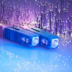 Connecteurs bleus pour télécommunication fibre optique, entourés de fils lumineux violets.