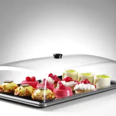 Elegancka taca cateringowa z różnorodnymi deserami: babeczki z malinami, ciastka z migdałami i kremowe słodkości.