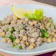 Ensalada de garbanzos con atún: tu receta perfecta y saludable