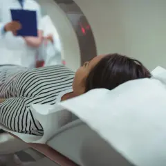 Pacjentka na stole tomografu. Lekarz z dokumentacją. Bezwzględne przeciwwskazania do podania kontrastu są kluczowe dla bezpieczeństwa.