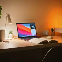 Biurko pod oknem czy pod ścianą - co wybrać dla lepszej pracy?