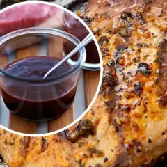 Soczysty schab na grilla, polany ciemnym sosem BBQ. Obok mały słoiczek z sosem i łyżeczka.
