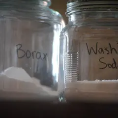Dwa słoiki z napisem "Borax" i "Washing Soda". Boraks do picia, choć nie jest to zalecane, jest tu przedstawiony jako składnik domowych środków czystości.