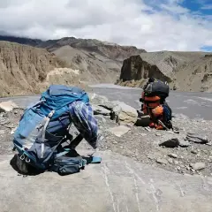 Dwa plecaki czekają na dalszą drogę. To początek przygody: trekking w Himalajach na własną rękę.