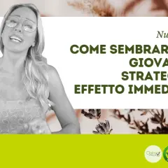 Donna con occhiali parla di come sembrare più giovane con 3 strategie a effetto immediato. Logo bSoul e certificazioni bio.