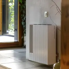 Nowoczesny grzejnik pionowy, który pokazuje, jakie grzejniki najlepiej oddają ciepło. Elegancki design i efektywność.