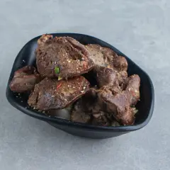 Aksamitna wątróbka z airfryer, doprawiona ziołami, podana w czarnej misce.