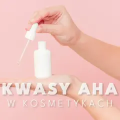 Dłonie trzymają białą buteleczkę z pipetką, sugerując pielęgnację z użyciem kwasy aha.