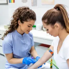 Pielęgniarka pobiera krew do badań, w tym na obecność gonadotropiny kosmówkowej.