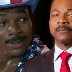 Carl Weathers w filmach: młody Apollo Creed w amerykańskiej czapce i starszy pan w garniturze z czerwoną muszką.