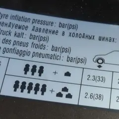 Naklejka z informacją o ciśnieniu w oponach. Dowiedz się, ile atmosfer w kole powinno być dla różnych rozmiarów opon i obciążenia.