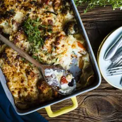 Pyszna, złocista lasagne warzywna w naczyniu, gotowa do podania. Idealny przepis na to, jak zrobić lasagne.