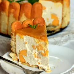 Pyszny sernik z mango i mascarpone, udekorowany biszkoptami i musem mango. Idealny deser na lato.