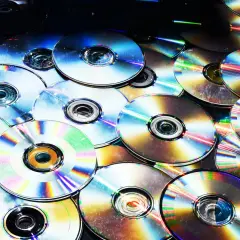 Stare płyty CD, które już nie są potrzebne, mogą trafić do PSZOK lub punktów zbiórki elektrośmieci. Nie wyrzucaj ich do zwykłego kosza!