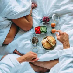 En mysig frukost på sängen på Marstrands Havshotell. Frukostmackor, ägg, grönsaker och müsli.