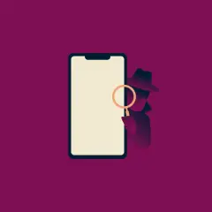 Detektyw z lupą bada smartfon. Dowiedz się, jak sprawdzić czy telefon jest na podsłuchu i chroń swoją prywatność.