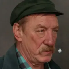 Sylwester Maciejewski w czapce i kurtce, z wąsem.