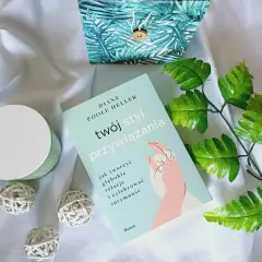 Książka "Twój styl przywiązania" Diane Poole Heller podpowiada, jak zmienić styl przywiązania, by tworzyć głębokie relacje i celebrować intymność.