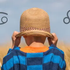 Chłopiec w słomkowym kapeluszu, z symbolem Raka po lewej i Lwa po prawej. Lipiec znak zodiaku.