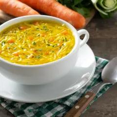 Aksamitny rosół z makaronem i marchewką. Ile soli do rosołu na litr wody? Idealny smak to sekret babci.