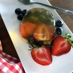 Postre de gelatina con fresas y arándanos, una de las muchas recetas con gelatina que puedes preparar.