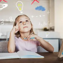 Bambina pensa a formule matematiche e concetti, come in uno stadio operatorio concreto, con disegni di razzi e pianeti.