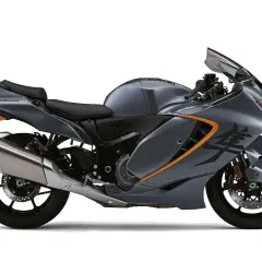 Motocicleta Suzuki Hayabusa gris con detalles naranjas, lista para la velocidad. Su diseño aerodinámico sugiere potencia, como si tuviera un turbo oculto.