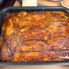 Parmigiana di melanzane non fritte appena sfornata, dorata e invitante, pronta per essere gustata.