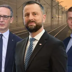 Trzech mężczyzn w garniturach na tle torów kolejowych. Jeden z nich, z brodą, wygląda jak prezes PKP.