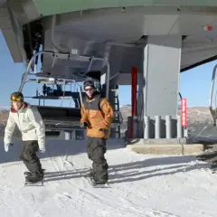 Jak bezpiecznie zsiąść z wyciągu na snowboardzie? Poradnik krok po kroku