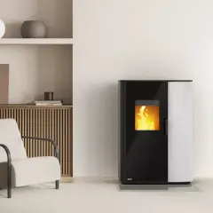 Un poêle à pellet fumée dans un salon moderne, avec une chaise confortable et une table d'appoint.