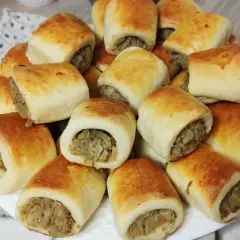 Złociste paszteciki z pieczarkami i kapustą, ułożone na talerzu, kuszą swoim wyglądem i aromatem.
