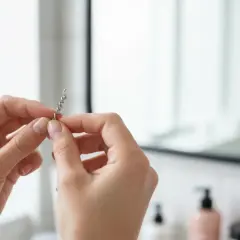 Jak włożyć kolczyk z haczykiem do nosa? Bezpiecznie i bez bólu!