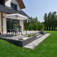 Palisada przy tarasie: Jak wybrać, zamontować i zaaranżować?