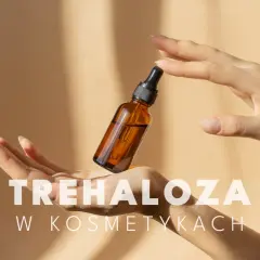 Dwie dłonie trzymają buteleczkę z serum. Tekst głosi "TREHALOZA W KOSMETYKACH", podkreślając jej nawilżające właściwości.