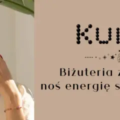 Kobieta w biżuterii zodiakalnej. Symbol serca, gwiazdy i księżyc. "Biżuteria zodiakalna, noś energię swojego znaku".