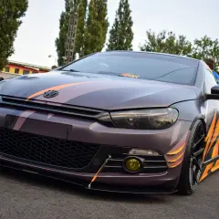 Zmodyfikowany Volkswagen Scirocco z nakładkami na błotniki w płomienie i pasy.