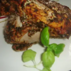 Pyszna, pieczona łopatka wieprzowa, jak u Ani, gotuje się do perfekcji. Podana z listkami bazylii.