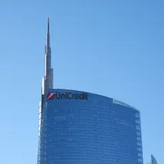 Szklany wieżowiec UniCredit z charakterystycznym logo, sięgający nieba. To symbol nowoczesności, jakby bank Aion miał tu swoje biuro.