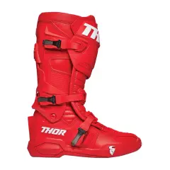 Czerwone buty motocyklowe Thor z białym logo. Solidne, z klamrami i wzmocnieniami, gotowe na wyzwania.