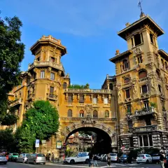 Edifici fiabeschi con torri e un arco imponente nel quartiere Coppedè a Roma.