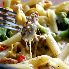 Szybka zapiekanka z tortellini i kurczakiem, która zachwyci rodzinę