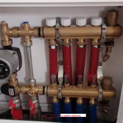 Instalacja ogrzewania podłogowego. Zwróć uwagę, gdzie zamontować odpowietrznik automatyczny, najlepiej na powrocie.