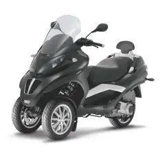 Elegante moto con dos ruedas delanteras, parabrisas alto y asiento doble.