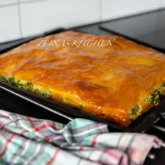 En gyllene filodegspaj med spenat och ost, redo att serveras. Ett perfekt filodeg recept för middagen.