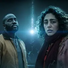 Deux survivants face à une structure extraterrestre menaçante. L'invasion saison 4 est imminente.
