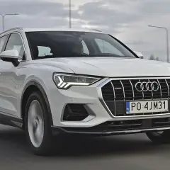 Białe Audi Q3 2025 na drodze, z charakterystycznym grillem i światłami LED.