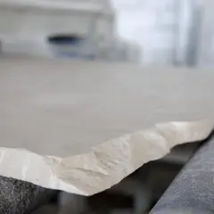 Surowy, jasny wapień na linii produkcyjnej. Kamień czeka na dalszą obróbkę.