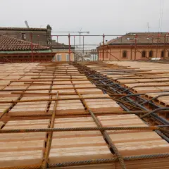 Armatura per solaio in laterizio. Per capire se un muro è portante, osserva la sua continuità e lo spessore.